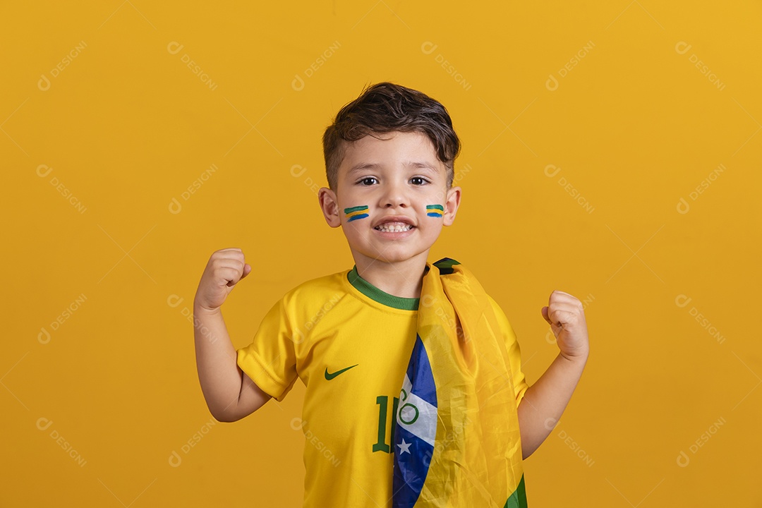 Menino jovem criança brasileiro torcedor do brasil sobre fundo amarelo