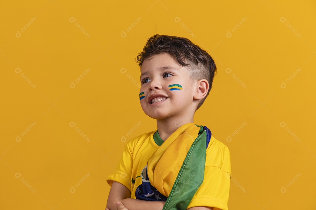 Menino jovem criança brasileiro torcedor do brasil sobre fundo amarelo