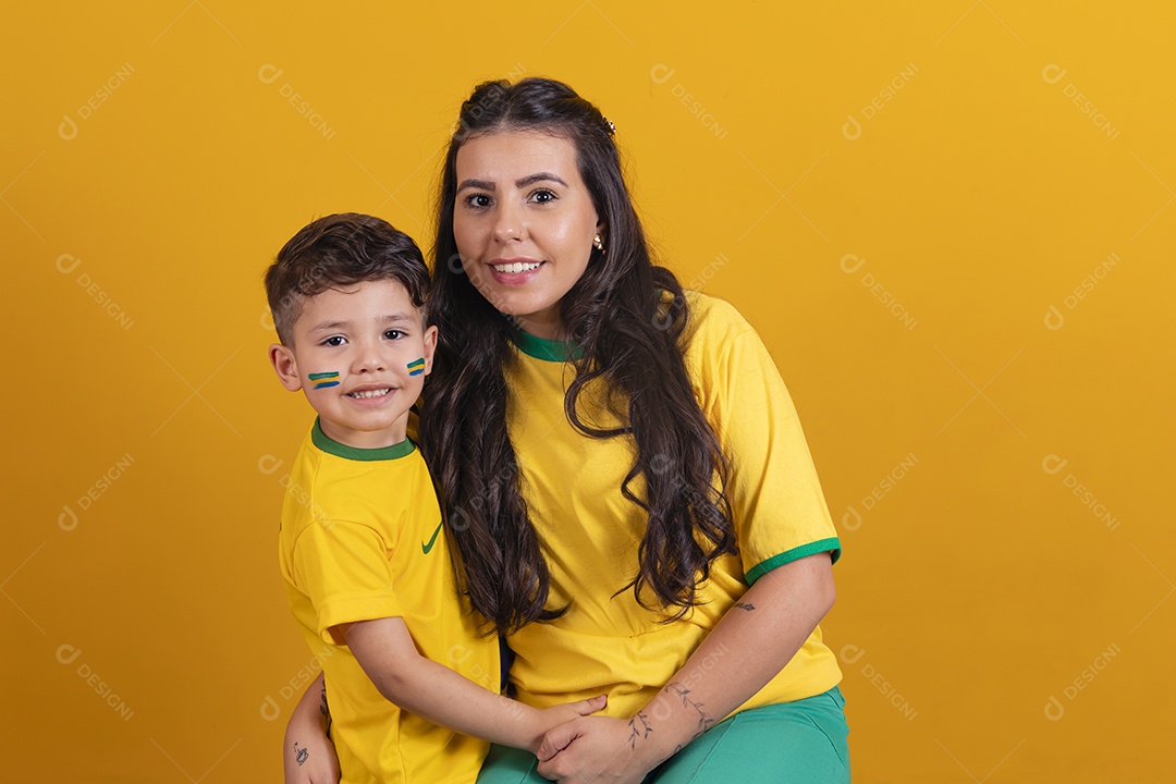 Mãe ao lado de seu filho torcedores torcendo para o brasil copa do mundo
