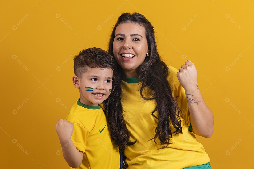 Mãe ao lado de seu filho torcedores torcendo para o brasil copa do mundo