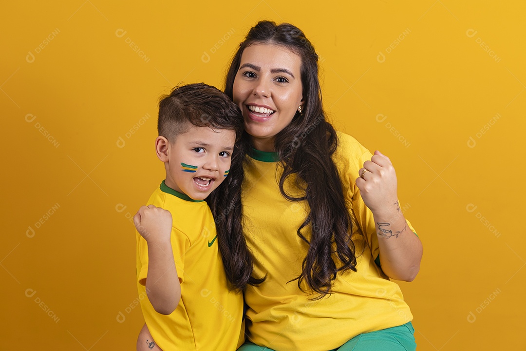 Mãe ao lado de seu filho torcedores torcendo para o brasil copa do mundo