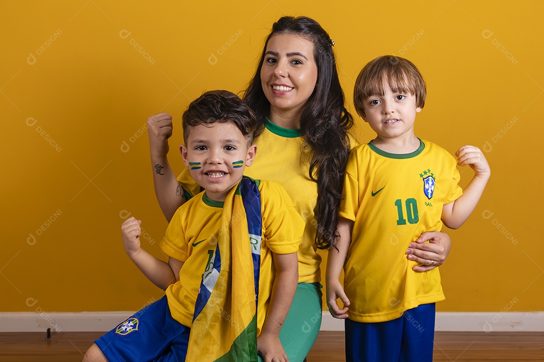 Mãe ao lado de seus filhos torcedores torcendo para o brasil copa do mundo
