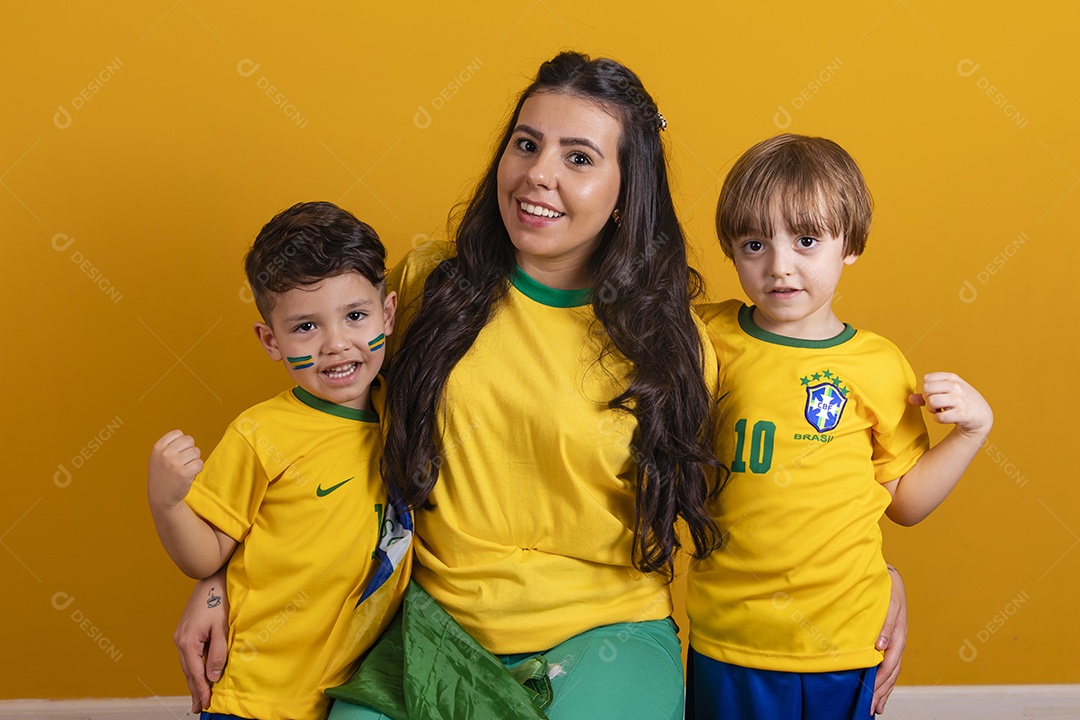 Mãe ao lado de seus filhos torcedores torcendo para o brasil copa do mundo