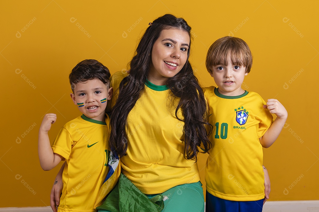 Mãe ao lado de seus filhos torcedores torcendo para o brasil copa do mundo