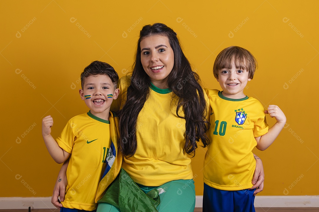 Mãe ao lado de seus filhos torcedores torcendo para o brasil copa do mundo