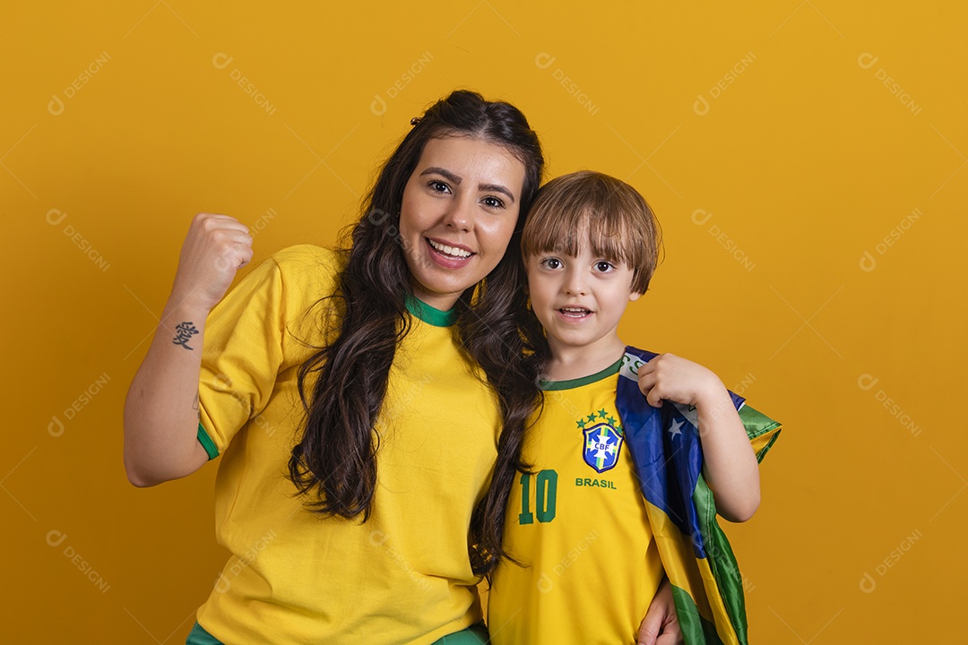Mãe ao lado de seu filho torcedores torcendo para o brasil copa do mundo