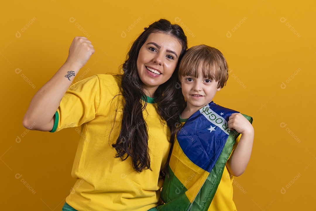 Mãe ao lado de seu filho torcedores torcendo para o brasil copa do mundo