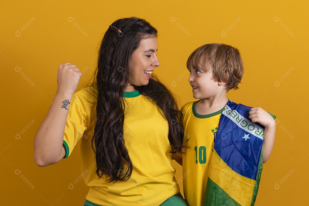 Mãe ao lado de seu filho torcedores torcendo para o brasil copa do mundo