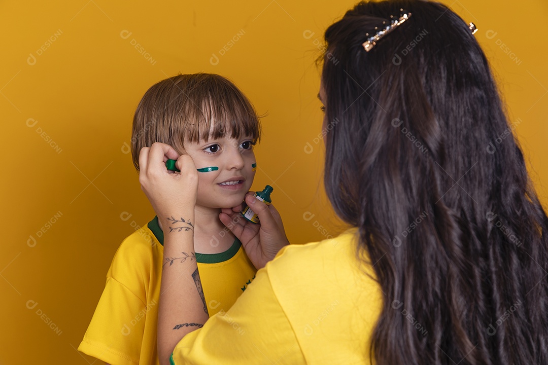 Mãe ao lado de seu filho torcedores torcendo para o brasil copa do mundo