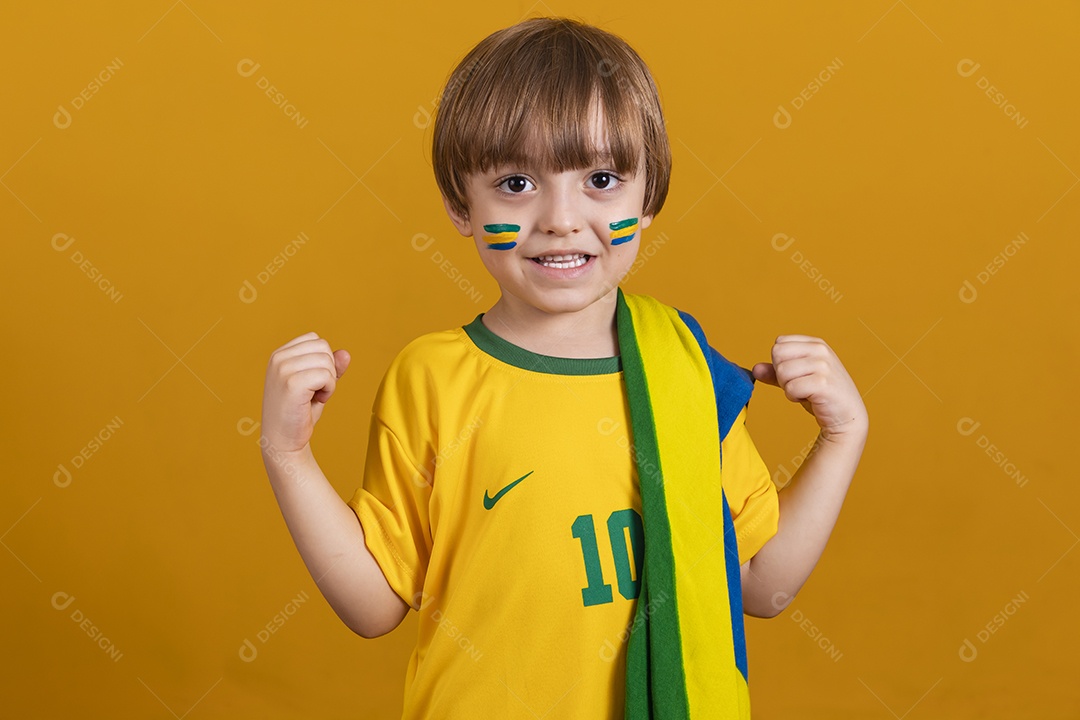 Menino jovem criança brasileiro torcedor do brasil sobre fundo amarelo