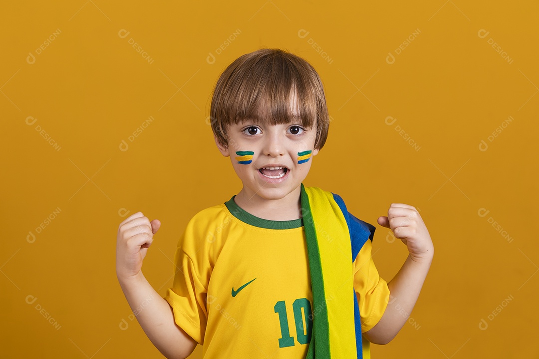 Menino jovem criança brasileiro torcedor do brasil sobre fundo amarelo