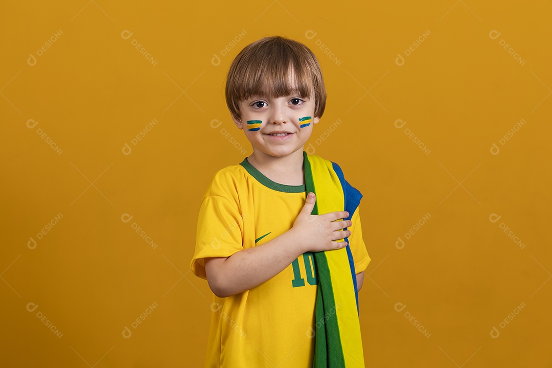 Menino jovem criança brasileiro torcedor do brasil sobre fundo amarelo