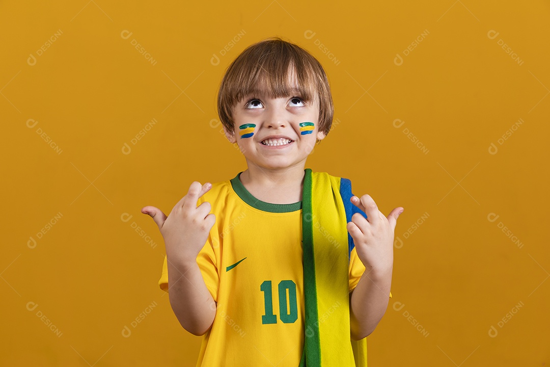 Menino jovem criança brasileiro torcedor do brasil sobre fundo amarelo