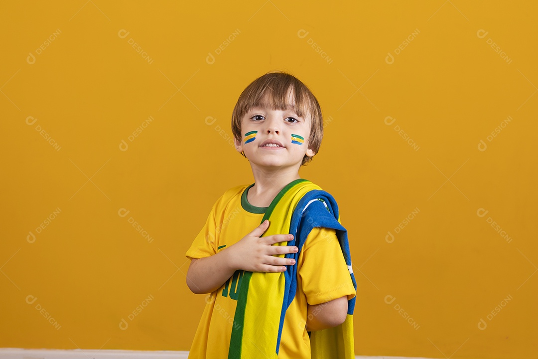 Menino jovem criança brasileiro torcedor do brasil sobre fundo amarelo