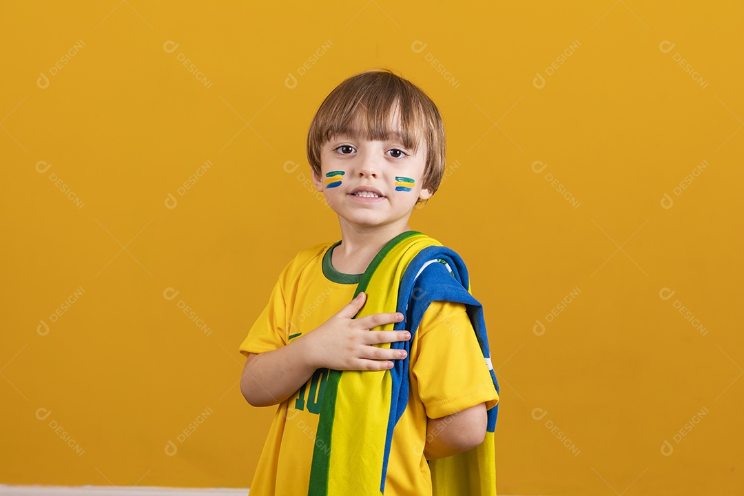 Menino jovem criança brasileiro torcedor do brasil sobre fundo amarelo