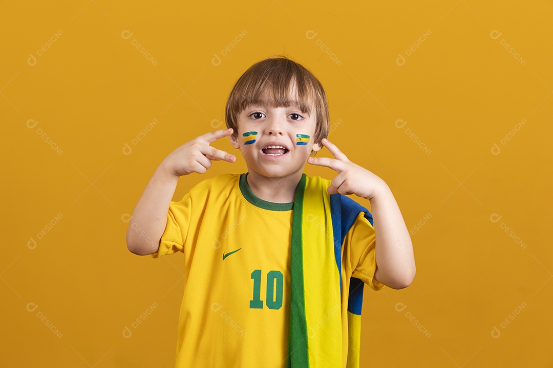 Menino jovem criança brasileiro torcedor do brasil sobre fundo amarelo
