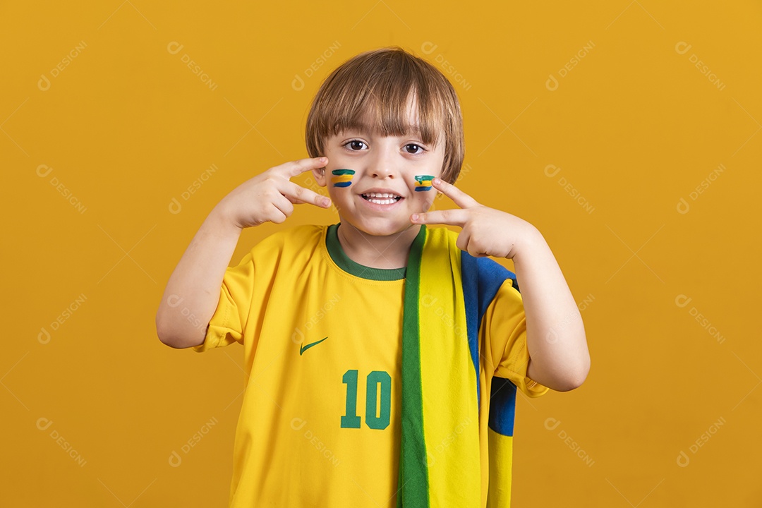 Menino jovem criança brasileiro torcedor do brasil sobre fundo amarelo