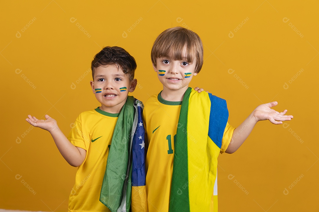 Meninos jovens crianças brasileiro torcedores do brasil sobre fundo amarelo