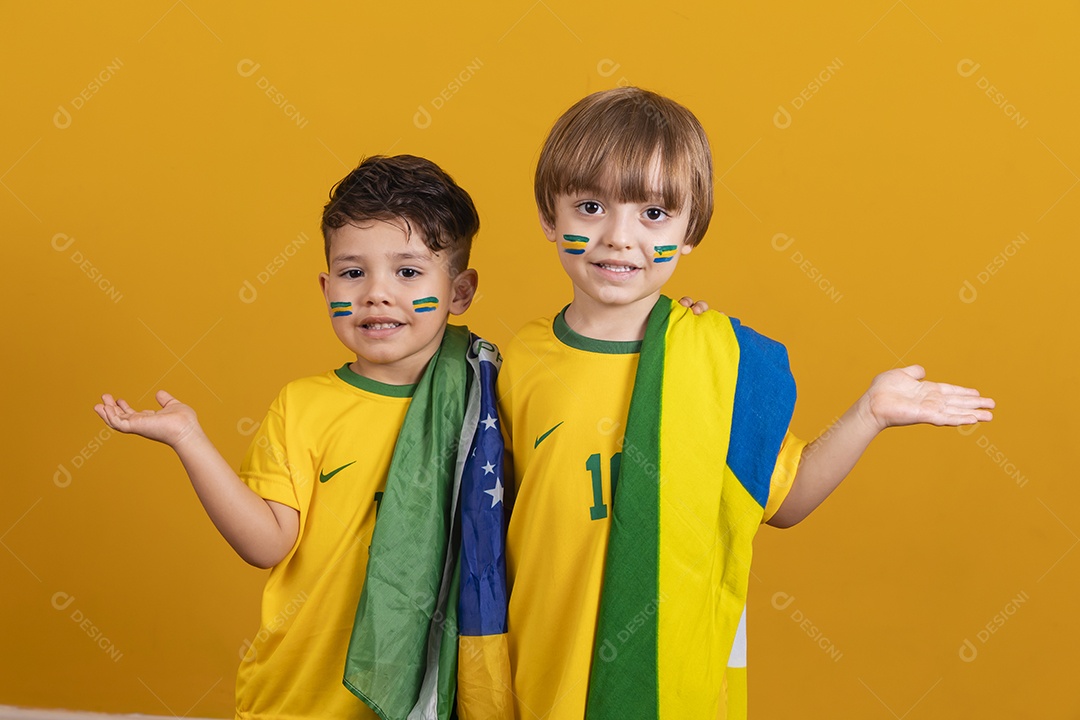 Meninos jovens crianças brasileiro torcedores do brasil sobre fundo amarelo