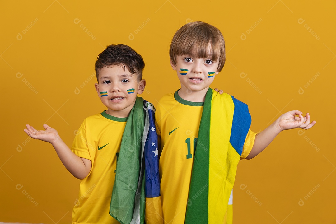 Meninos jovens crianças brasileiro torcedores do brasil sobre fundo amarelo