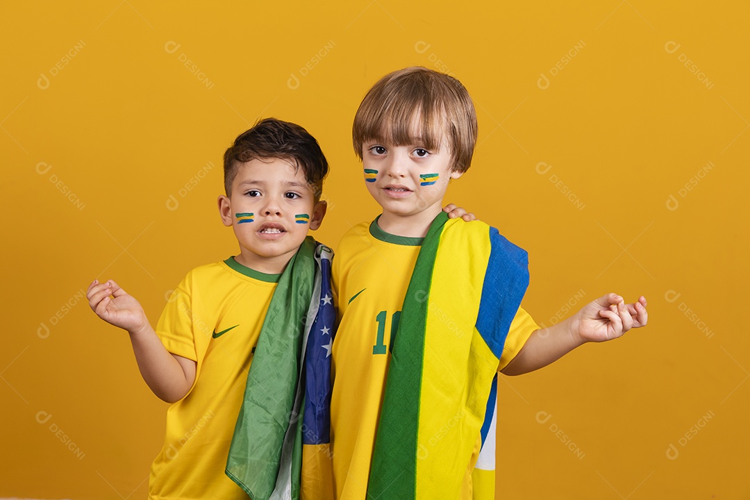 Meninos jovens crianças brasileiro torcedores do brasil sobre fundo amarelo
