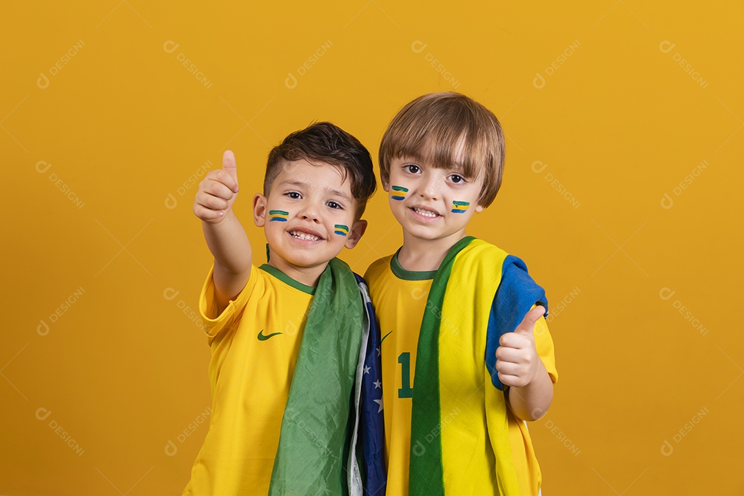 Meninos jovens crianças brasileiro torcedores do brasil sobre fundo amarelo