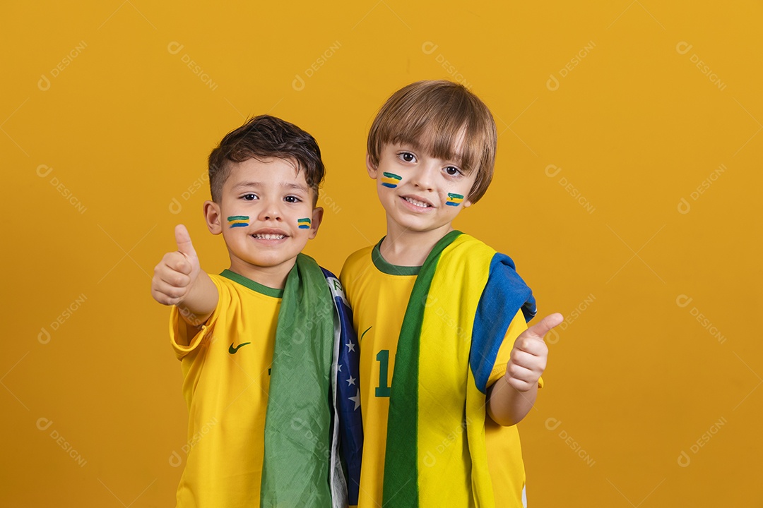 Meninos jovens crianças brasileiro torcedores do brasil sobre fundo amarelo