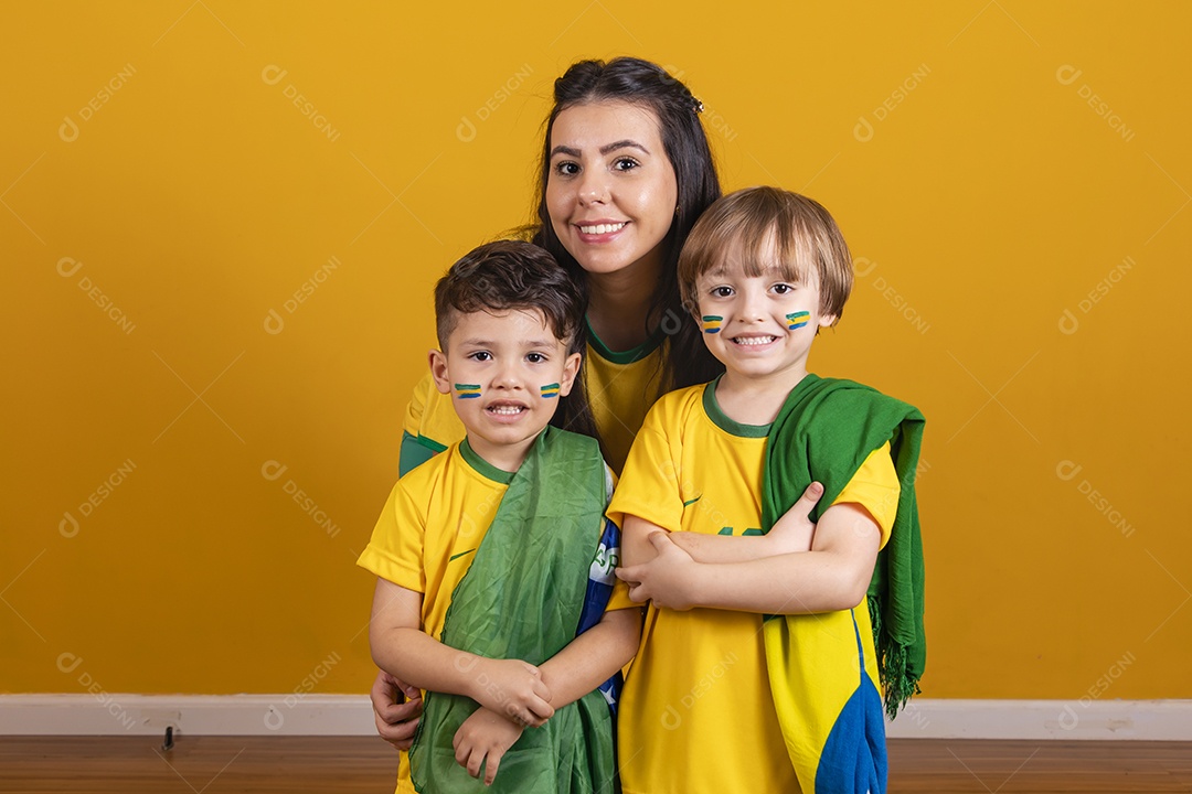 Mãe ao lado de seus filhos torcedores torcendo para o brasil copa do mundo