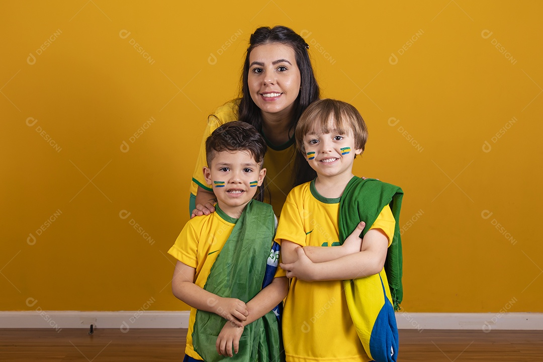 Mãe ao lado de seus filhos torcedores torcendo para o brasil copa do mundo
