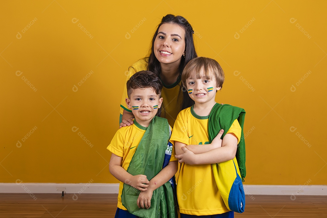 Mãe ao lado de seus filhos torcedores torcendo para o brasil copa do mundo