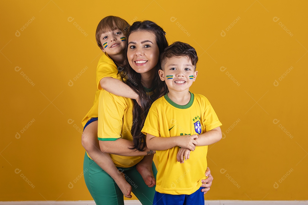 Mãe ao lado de seus filhos torcedores torcendo para o brasil copa do mundo