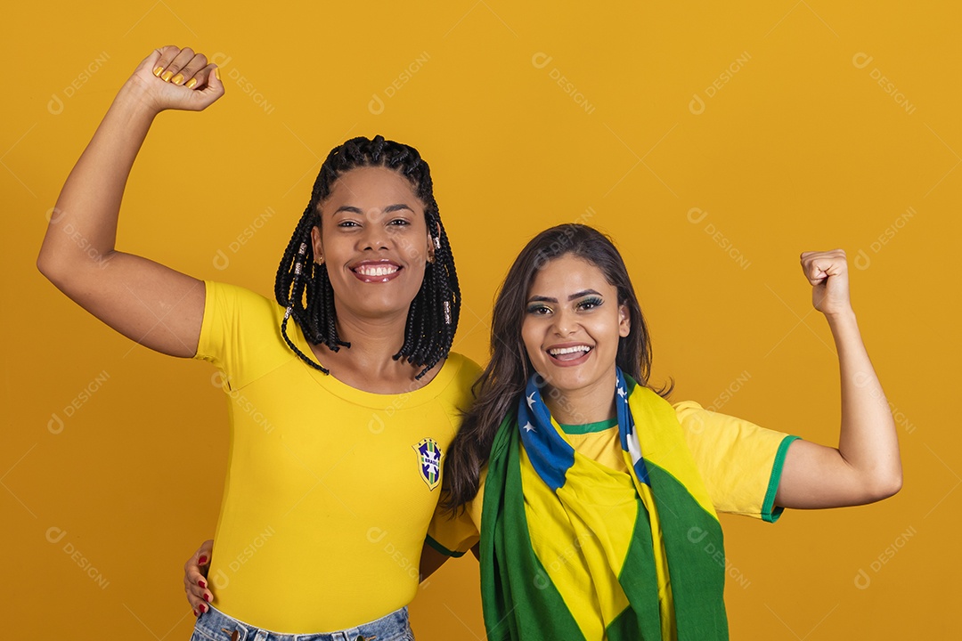 Mulheres jovens brasileiras torcedoras do brasil futebol