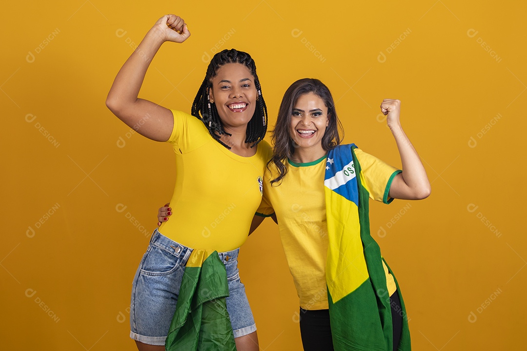 Mulheres jovens brasileiras torcedoras do brasil futebol