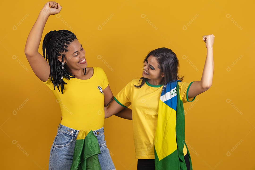 Mulheres jovens brasileiras torcedoras do brasil futebol