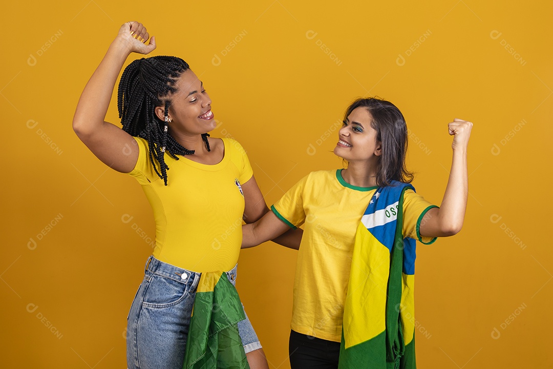 Mulheres jovens brasileiras torcedoras do brasil futebol