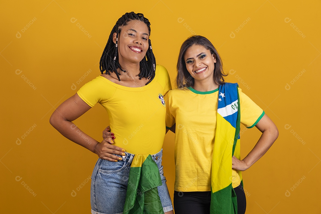 Mulheres jovens brasileiras torcedoras do brasil futebol