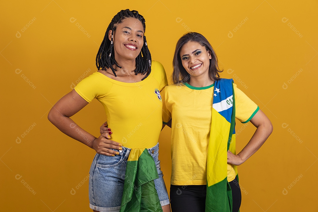 Mulheres jovens brasileiras torcedoras do brasil futebol