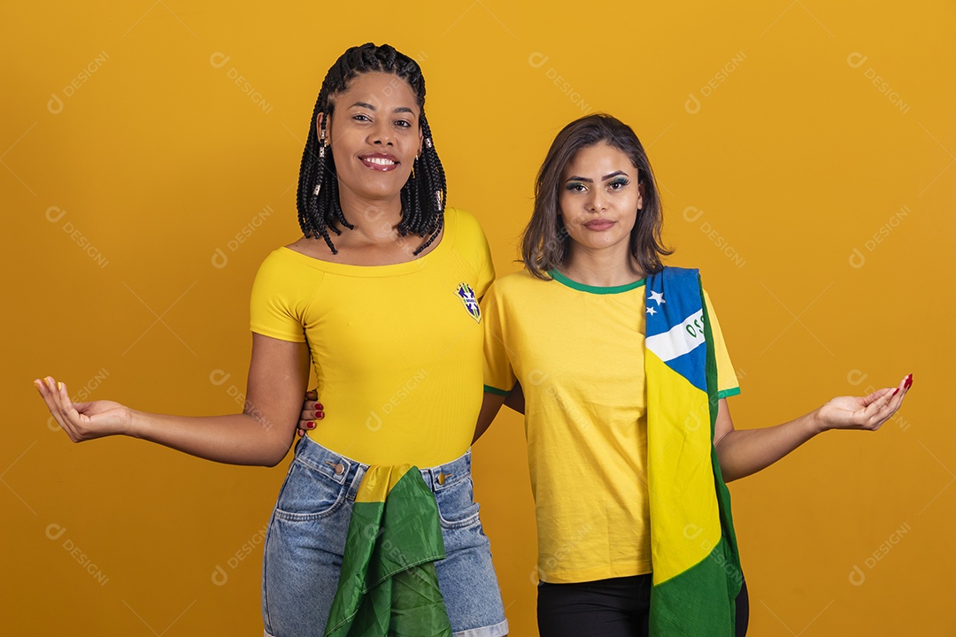 Mulheres jovens brasileiras torcedoras do brasil futebol