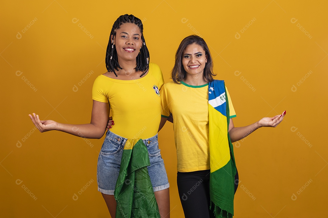 Mulheres jovens brasileiras torcedoras do brasil futebol