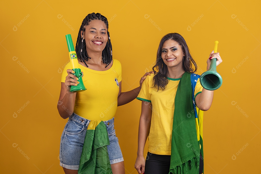 Mulheres jovens brasileiras torcedoras do brasil futebol