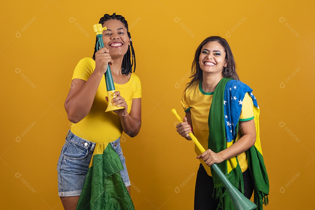 Mulheres jovens brasileiras torcedoras do brasil futebol