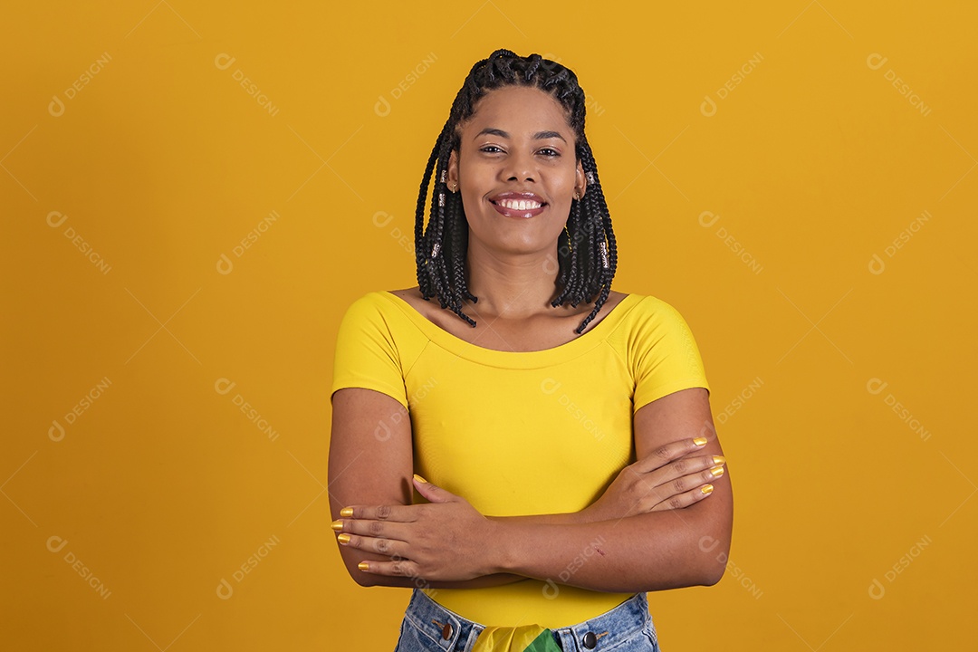 Linda mulher jovem brasileira garota torcedora do brasil fundo amarelo