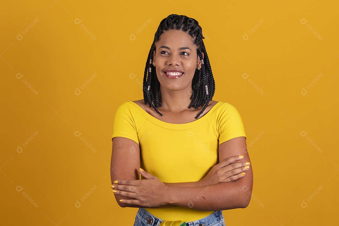 Linda mulher jovem brasileira garota torcedora do brasil fundo amarelo