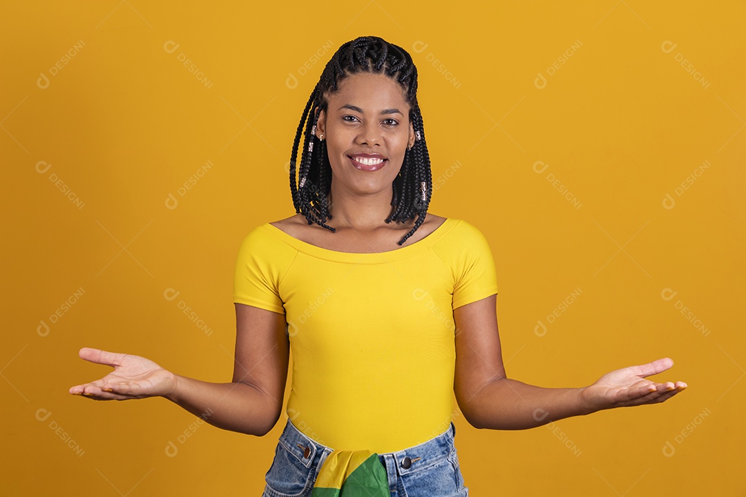 Linda mulher jovem brasileira garota torcedora do brasil fundo amarelo