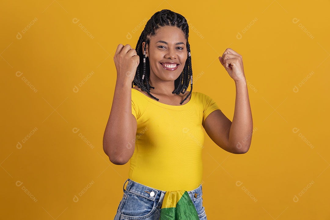 Linda mulher jovem brasileira garota torcedora do brasil fundo amarelo