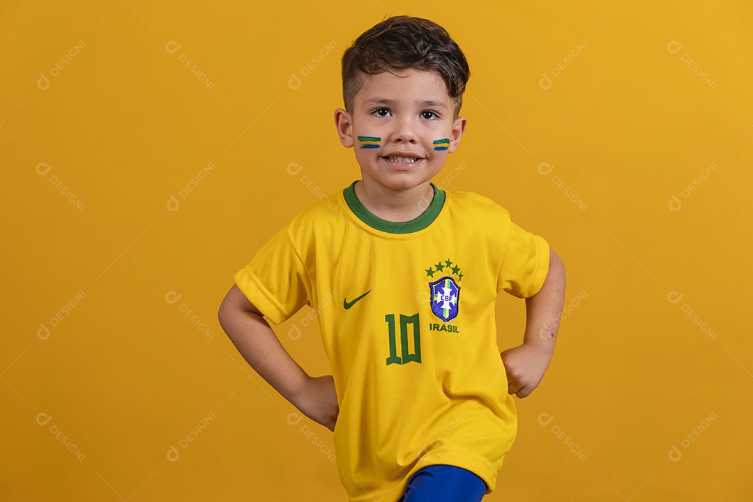 Menino jovem criança brasileiro torcedor do brasil sobre fundo amarelo