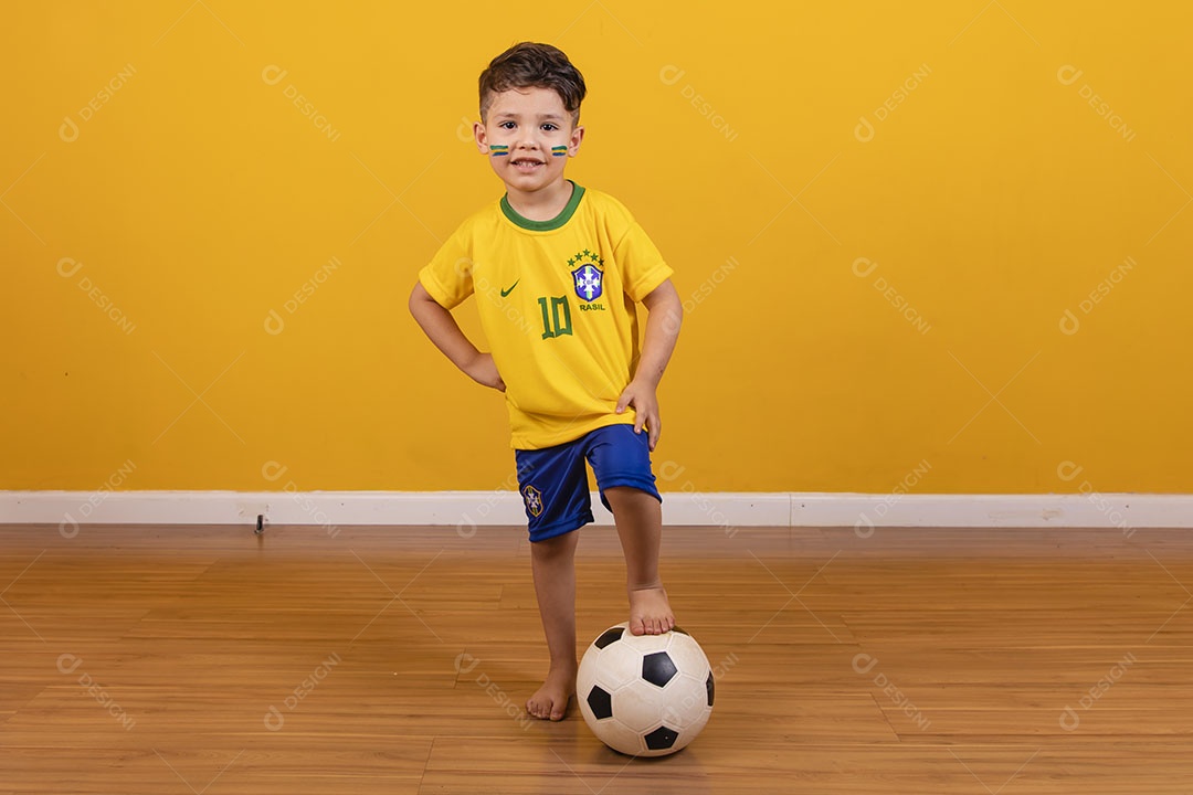 Menino jovem criança brasileiro torcedor do brasil sobre fundo amarelo