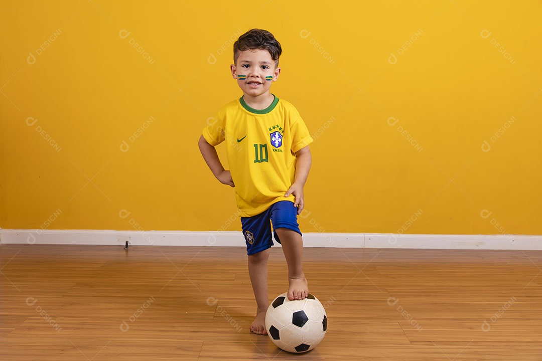 Menino jovem criança brasileiro torcedor do brasil sobre fundo amarelo