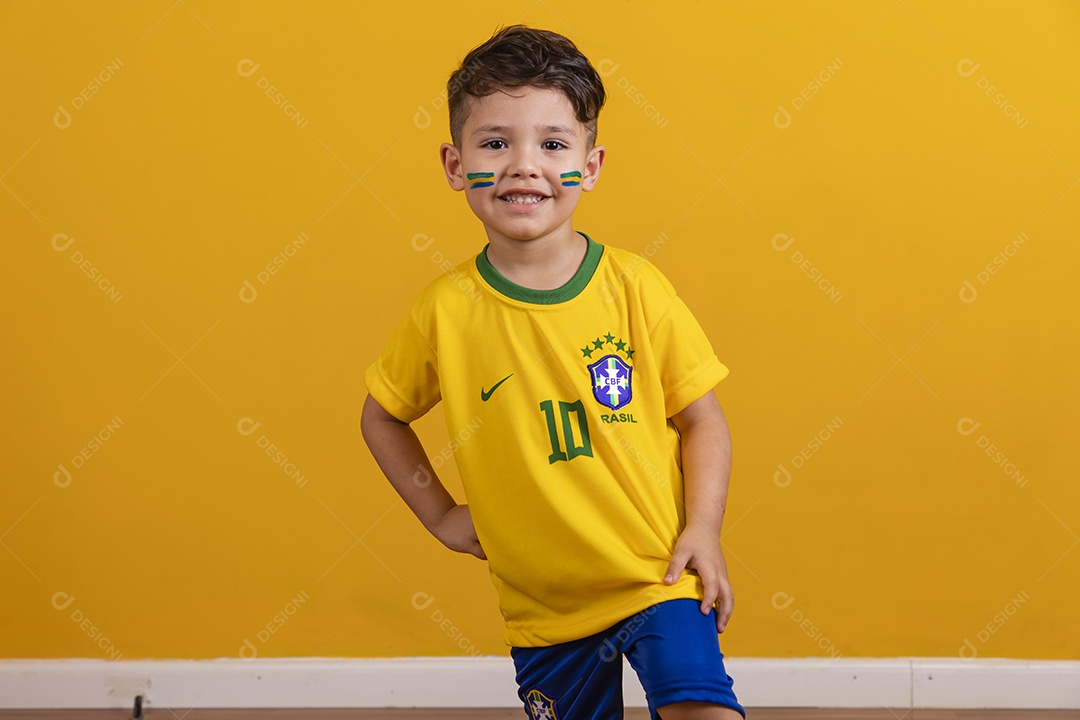Menino jovem criança brasileiro torcedor do brasil sobre fundo amarelo