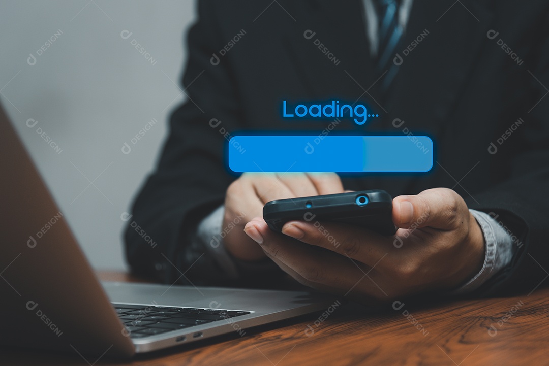 Homem segurando a tela virtual do telefone inteligente carregando o conceito de tecnologia